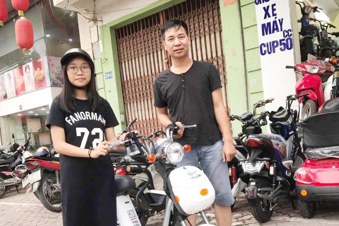 Anh Huế và con gái ngày đầu mua xe điện năm 2023. Ảnh: Nhân vật cung cấp