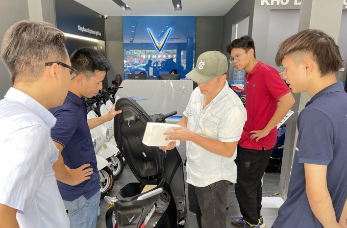 Người dân đang xem một mẫu xe điện tại một cơ sở ở Cầu Giấy, Hà Nội trưa 18/7. Ảnh: Phan Dương