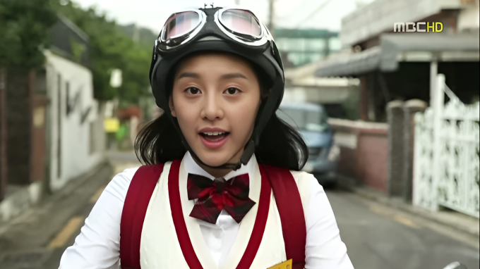 Kim Ji Won sinh năm 1992, nổi tiếng với vai diễn đầu tiên trong phần ba bộ phim 'Gia Đình Là Số 1', phát sóng năm 2011. Khi đó, cô được khán giả mến mộ vì vẻ tươi trẻ, rạng rỡ: đôi mắt biểu cảm, các đường nét thanh tú.
