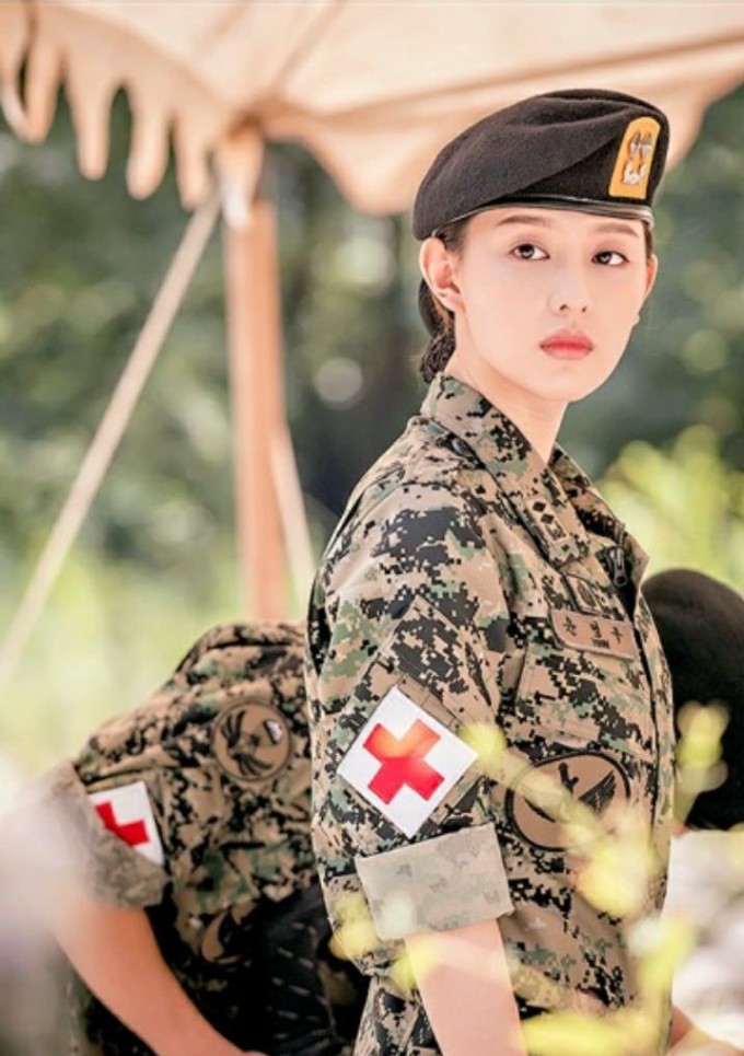 Kim Ji Won khi đóng 'Hậu duệ mặt trời', năm 2016. So với nhiều đồng nghiệp cùng trang lứa, Kim Ji Won không chạy theo 'dao kéo', chuộng vẻ đẹp tự nhiên và duy trì nó bằng ăn uống, tập luyện kỷ luật.