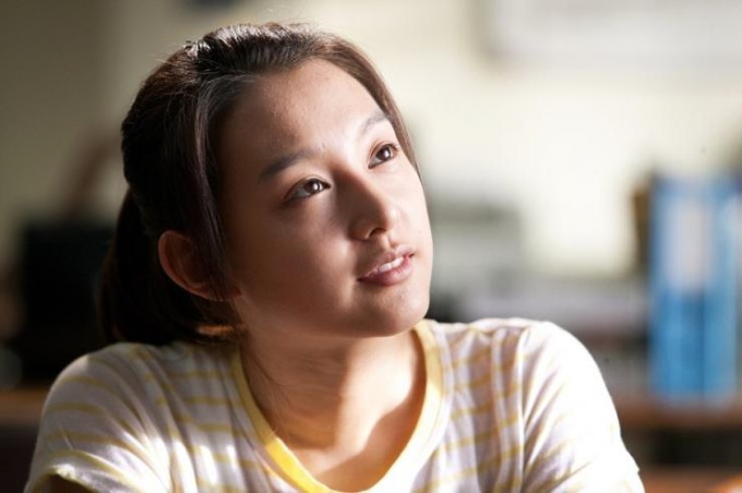 Khi sự nghiệp thăng tiến, người hâm mộ nhận thấy Kim Ji Won dường như ngày càng xinh đẹp hơn theo thời gian. Đường nét của cô trưởng thành, duyên dáng hơn, thần thái cũng trở nên tự tin và quyến rũ.