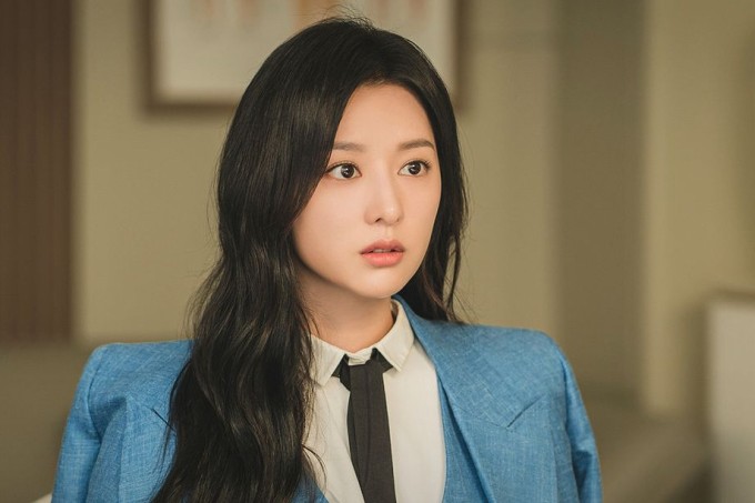 Kim Ji Won trong bộ phim 'Queen of Tears' (Nữ hoàng nước mắt), phát sóng 2024. Cô vào vai nữ thừa kế tập đoàn Queens Group, mạnh mẽ, lạnh lùng nhưng nội tâm tổn thương. Trong tác phẩm này, Kim Ji Won được khen 'đẹp đỉnh cao', 'đỉnh visual', 'nữ thần tài phiệt' với làn da trắng mịn, đôi mắt sắc nét, sống mũi cao và bờ môi hồng tự nhiên. Trên mạng xã hội, cụm từ 'Kim Ji Won đẹp đến nghẹt thở' được nhắc đi nhắc lại. Cô còn được fan gọi là 'Nữ chính đẹp nhất màn ảnh Hàn năm 2024'.