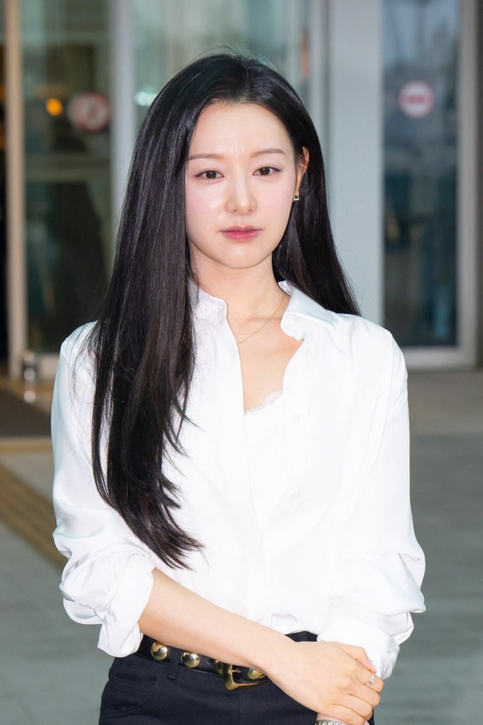 ... và Kim Ji Won qua ống kính báo chí, tại sự kiện hồi tháng 7.