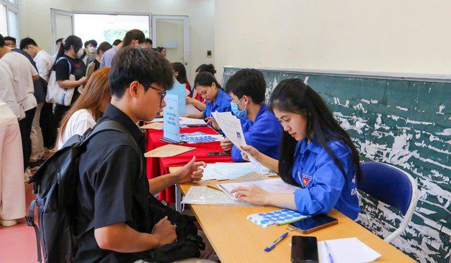 Theo các chuyên gia, điểm chuẩn các ngành Y Dược dự kiến sẽ giảm.