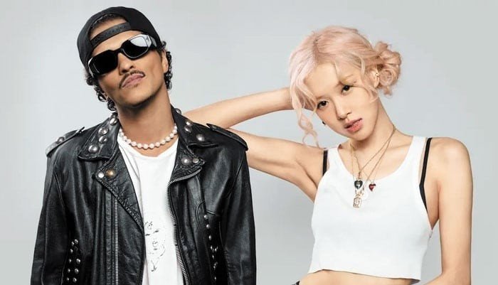 APT của Rosé kết hợp với Bruno Mars phá vỡ kỷ lục MV nhanh nhất của nghệ sĩ châu Á, đạt 1,8 tỷ lượt xem. Rosé của BLACKPINK đã chứng minh được sức ảnh hưởng toàn cầu của mình, ngay cả với tư cách là một nghệ sĩ solo.