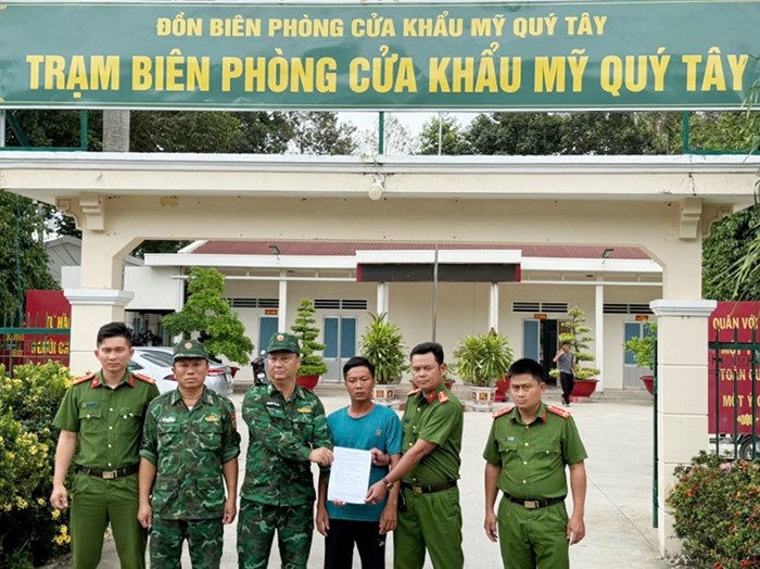 Tiếp nhận Nguyễn Văn Tài từ cơ quan chức năng nước bạn, đưa về trụ sở lấy lời khai.