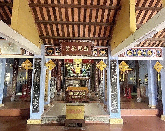 Không gian thờ tự lớn bên trong chùa.