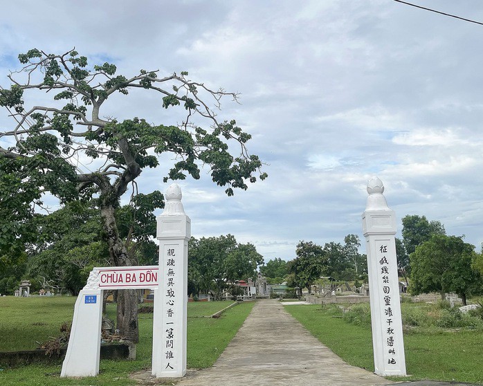 Cổng vào chùa Ba Đồn.