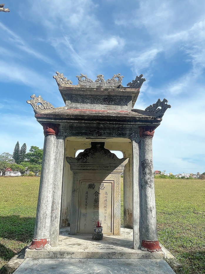 Tấm bia ở Đồn nhất do vua ban.