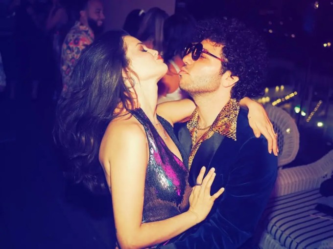 Selena tình tứ bên vị hôn phu Benny Blanco trong sinh nhật. Ảnh: Instagram