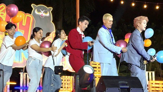 Đội HIEUTHUHAI, Kiều Minh Tuấn, Rhyder và khán giả thực hiện thử thách "đoàn tàu lấy bóng". ẢNH: HẢI DUY.