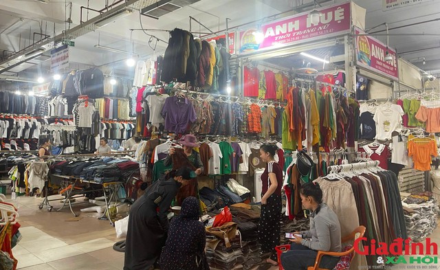 Nhiều tiểu thương tại chợ sỉ quần áo chợ Vinh nói nguyên nhân chính dẫn đến đóng sạp do ế ẩm, tình trạng này diễn ra nhiều năm qua.