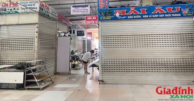 Nhiều sạp mặt tiền trung tâm chợ Vinh cũng "cửa đóng then cài".