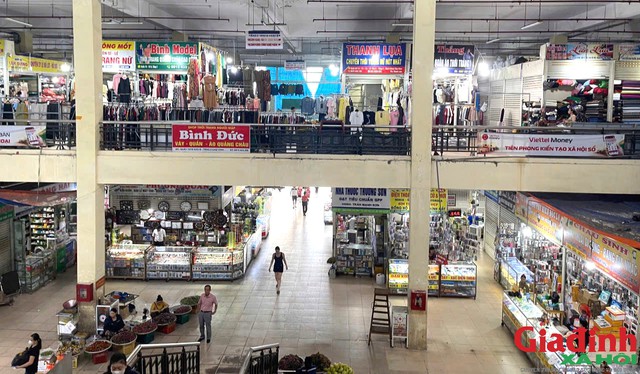 Theo các tiểu thương, cảnh chợ chiều đìu hiu, sạp sang nhượng hàng loạt đã kéo dài từ sau dịch đến nay.