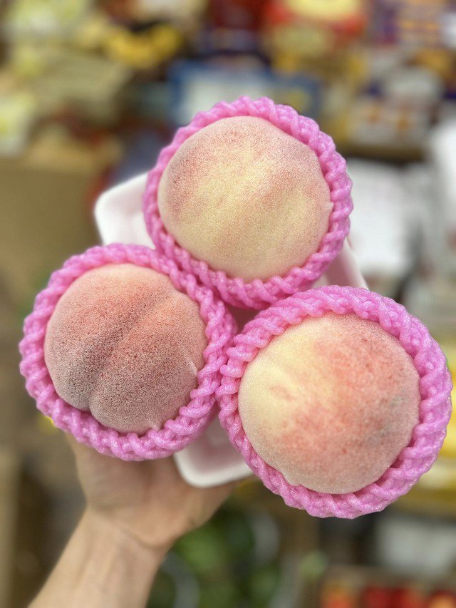 Đào tiên có hình thức bắt mắt nên nhiều người mua dùng để biếu tặng.