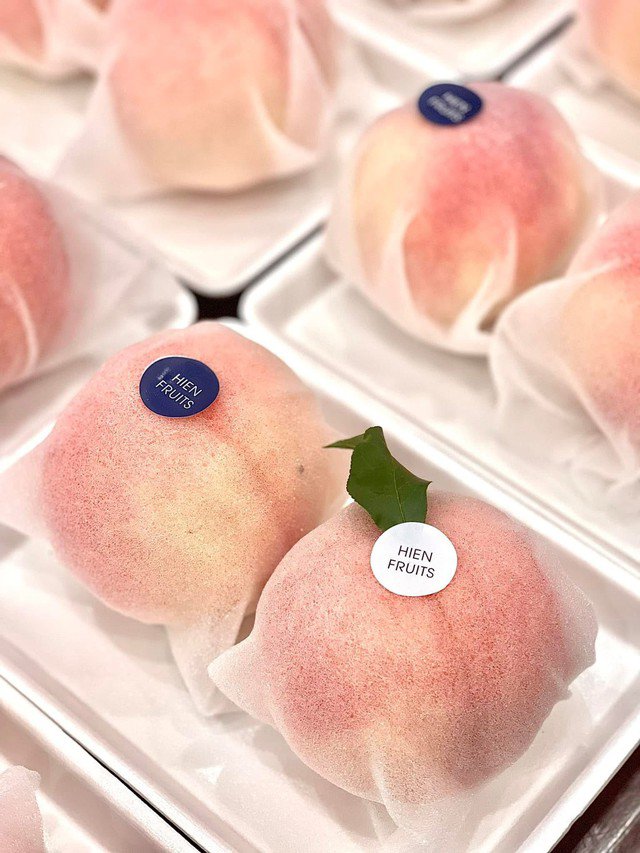 Mặc dù trên thị trường có nhiều loại đào nhưng người tiêu dùng vẫn ưa chuộng đào tiên Bắc Kinh dù giá cao.