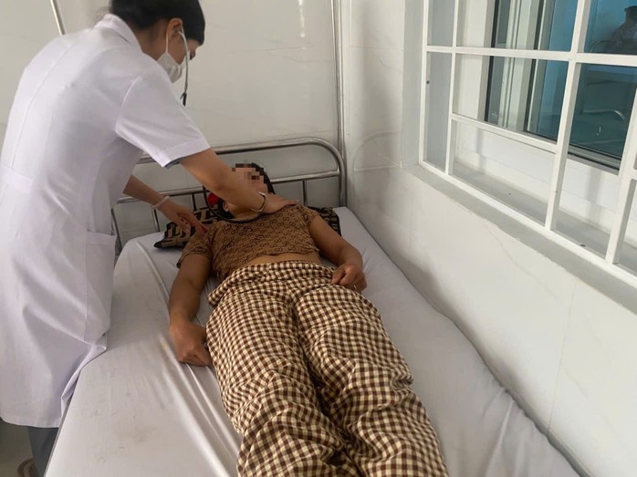 Một bệnh nhân nhập viện tại Trung tâm Y tế M'Đrắk do rối loạn tiêu hóa, tiêu chảy