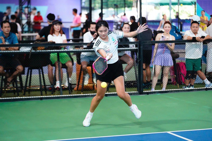 Jolie Lam mới 17 tuổi và chơi pickleball khoảng 5 tháng