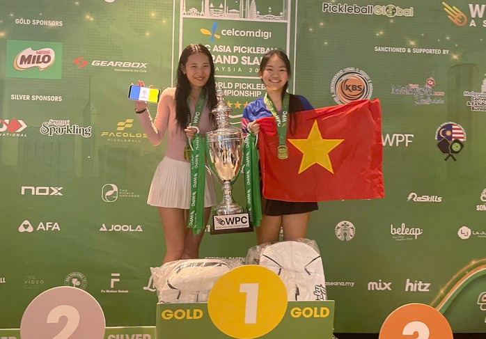 Jolie Lam và Christine Vong trên bục chiến thắng nội dung đôi nữ 4.5+
