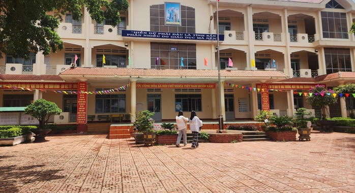 Mặc dù khảo sát ý kiến của 11 em học sinh nhưng Trường THPT Phan Đăng Lưu không nêu kết quả trong thông báo