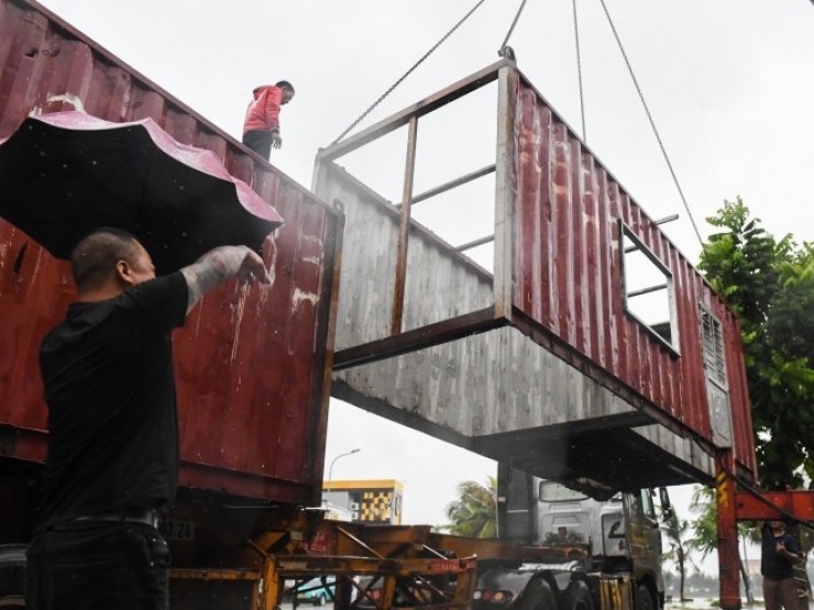 Ông chủ nhà hàng chi 54 triệu đồng/ngày thuê container chắn cửa, chống bão số 3 Wipha