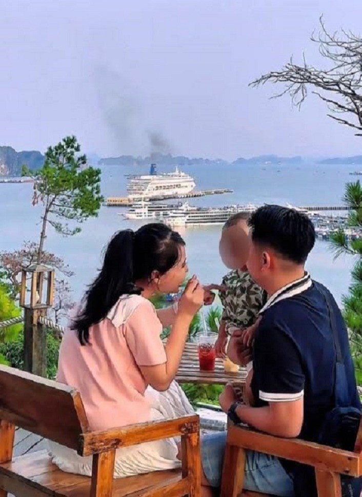 Gia đình chị Ngân trong chuyến du lịch ở Hạ Long. Ảnh: NVCC.&nbsp;