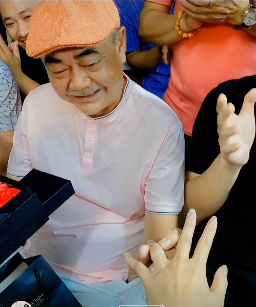 Bạn gái cầu hôn NSND Việt Anh trong chuyến du lịch tại Huế.