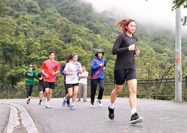 Với mong muốn cải thiện thành tích của mình cũng như tạo đà tâm lý cho đấu trường SEA Games vào cuối năm, các thành viên của tuyển nữ Việt Nam đang ra sức tập luyện thể lực tại Tam Đảo (tỉnh Phú Thọ).