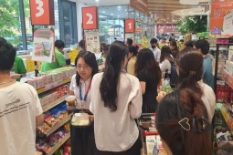 Thị trường - Tiêu dùng - Bất ngờ cảnh tượng mua sắm của người dân Hà Nội trước khi bão số 3 Wipha ập đến