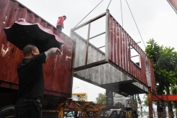 Tin tức trong ngày - Ông chủ nhà hàng chi 54 triệu đồng/ngày thuê container chắn cửa, chống bão số 3 Wipha