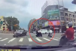 Clip: Xe máy vượt đèn đỏ đâm ôtô, người văng lên không trung rơi trúng 3 người