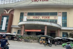 Chợ truyền thống vắng khách, tiểu thương buồn thiu như chợ chiều