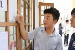 Phụ huynh Hà Nội tiếc nuối vì con đỗ nguyện vọng 3 nhưng không thể đăng ký trường tuyển  ' tràn tuyến ' 