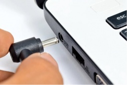 Làm ngay những điều này để bảo vệ chiếc laptop thân yêu trước Bão số 3