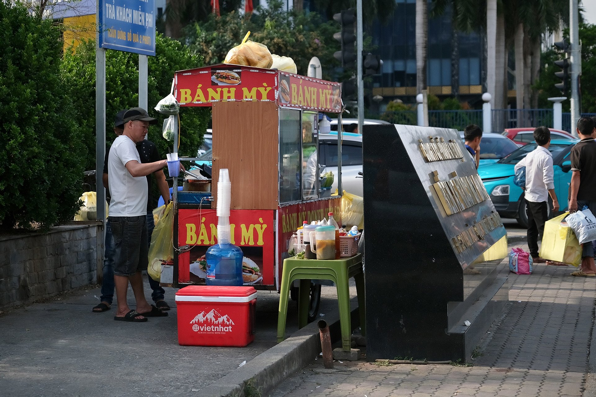 Nơi người bán trà đá đuổi cô gái chờ xe buýt: Lộn xộn, nhếch nhác trở lại - 4