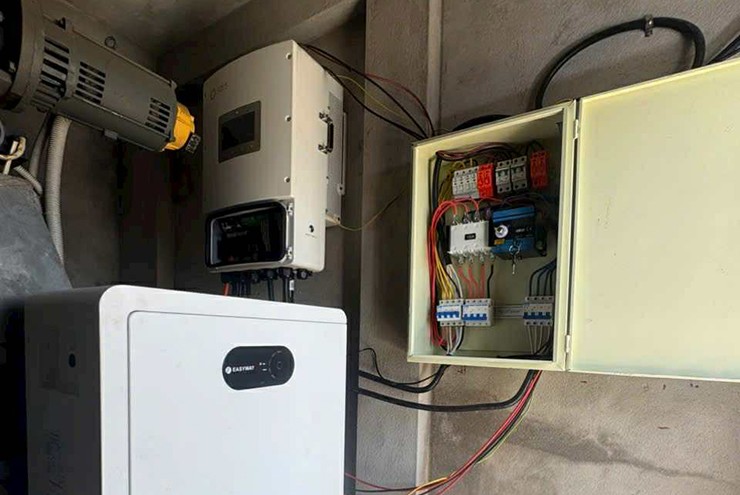 Người dùng nên tắt hệ thống điện mặt trời khi cơn bão ập đến.