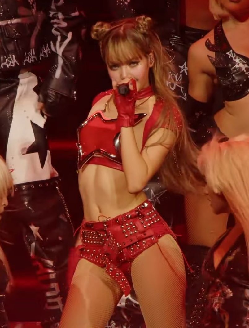 Quần siêu ngắn của Lisa (BlackPink) - 4