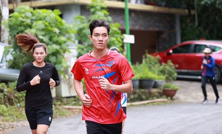 Cận cảnh Bích Tuyền đua thể lực với Thanh Thúy, chờ đấu giải bóng chuyền SEA V-League 2025 - 4