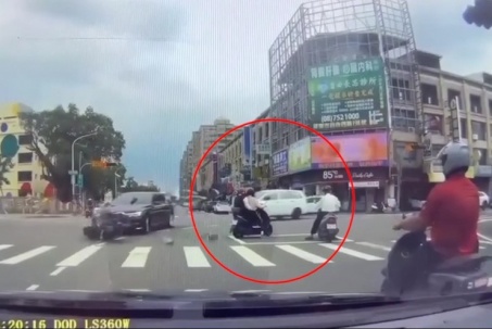 Clip: Xe máy vượt đèn đỏ đâm ôtô, người văng lên không trung rơi trúng 3 người