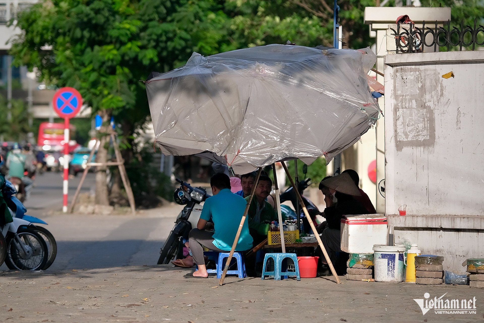 Nơi người bán trà đá đuổi cô gái chờ xe buýt: Lộn xộn, nhếch nhác trở lại - 11