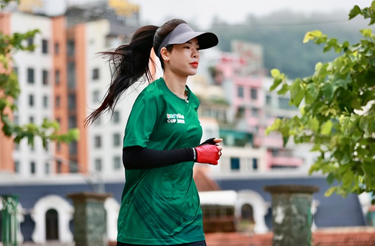 Cận cảnh Bích Tuyền đua thể lực với Thanh Thúy, chờ đấu giải bóng chuyền SEA V-League 2025 - 5