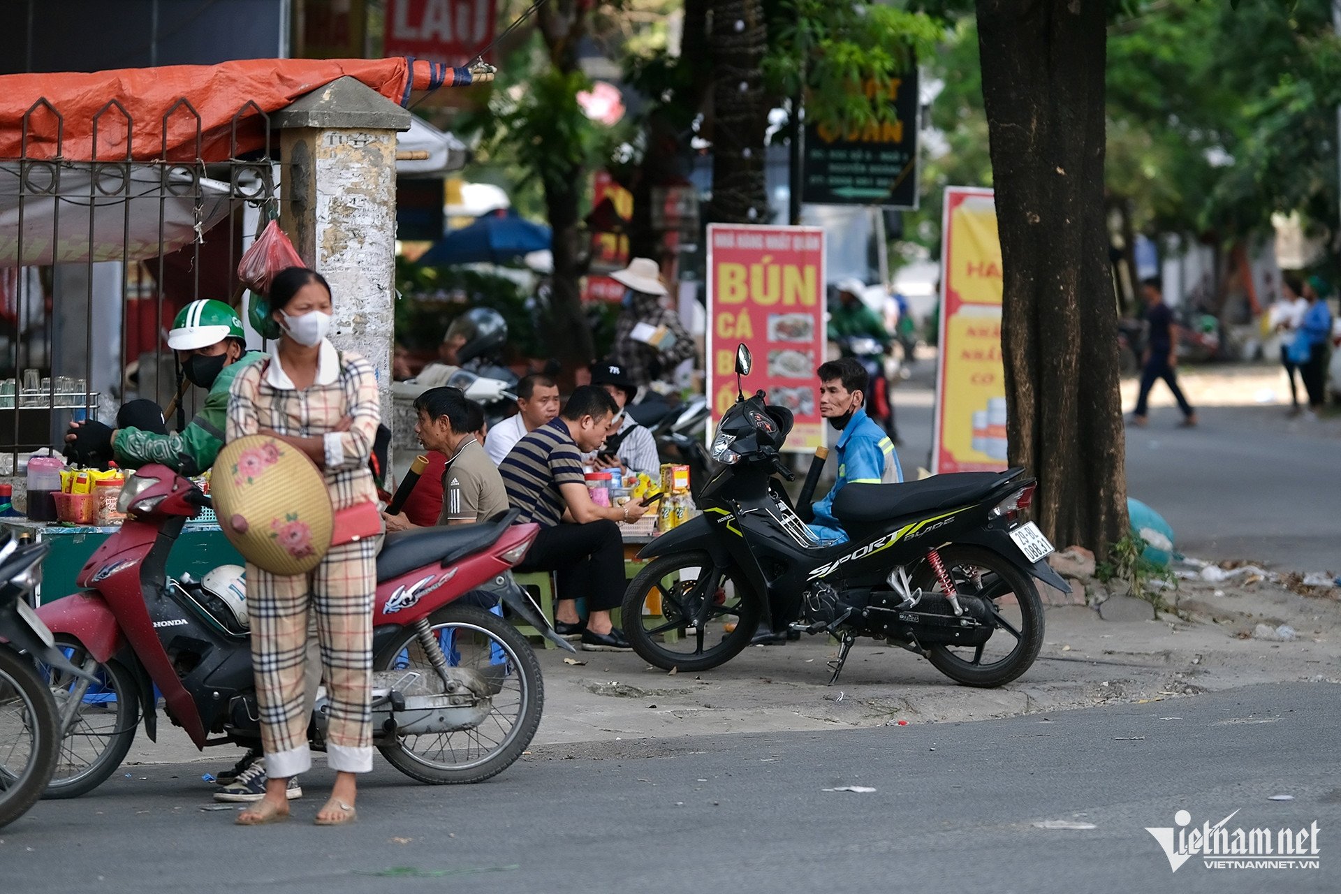 Nơi người bán trà đá đuổi cô gái chờ xe buýt: Lộn xộn, nhếch nhác trở lại - 12