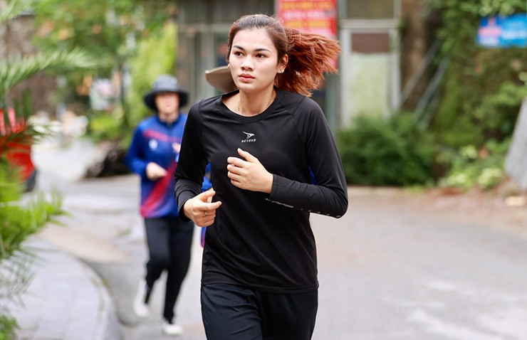 Cận cảnh Bích Tuyền đua thể lực với Thanh Thúy, chờ đấu giải bóng chuyền SEA V-League 2025 - 6