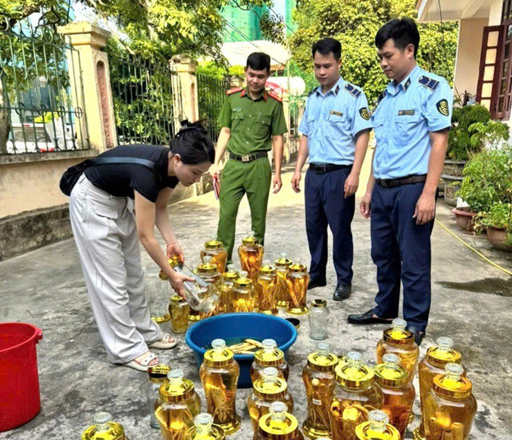 Lực lượng chức năng kiểm tra và giám sát việc tiêu hủy tang vật vi phạm với Hộ kinh doanh V.B.N.S - Ảnh DMS