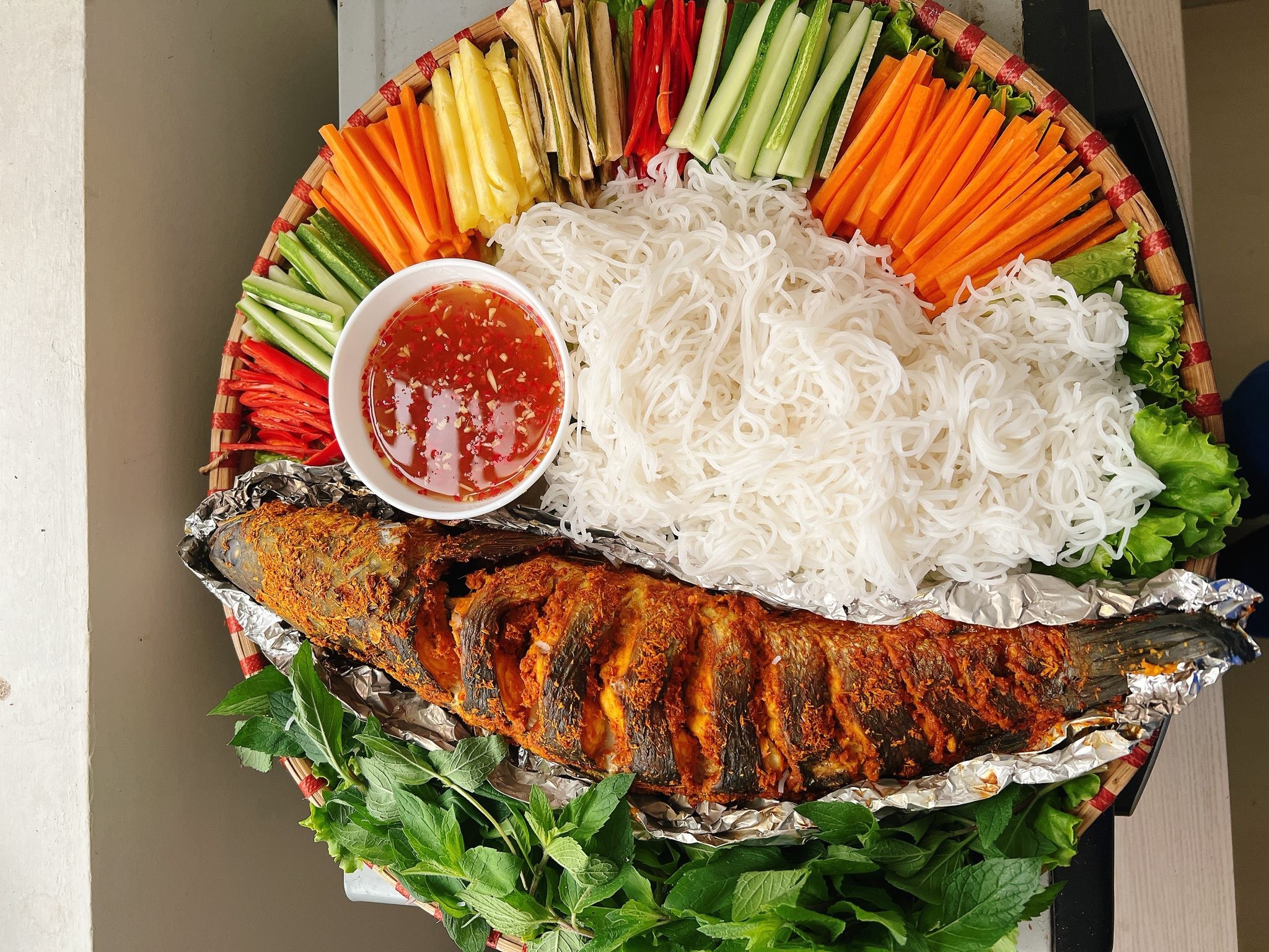 Lấy cá ra và thưởng thức kèm rau quả, bún.