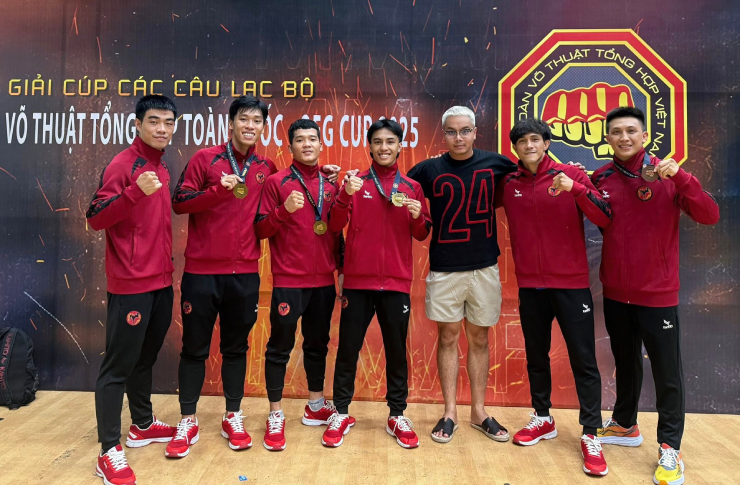 Duy Nhất (thứ 2 từ phải sang) cùng các học trò đạt kết quả tốt tại&nbsp;giải vô địch các câu lạc bộ võ thuật tổng hợp, lần đầu tiên tổ chức ở Bắc Ninh