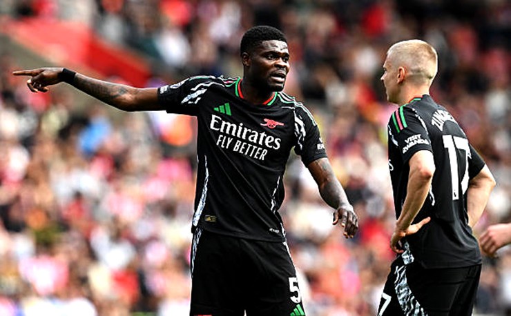 Cầu thủ người Ghana bị buộc tội bốn ngày sau khi hợp đồng với Arsenal hết hạn vào ngày 30 tháng 6