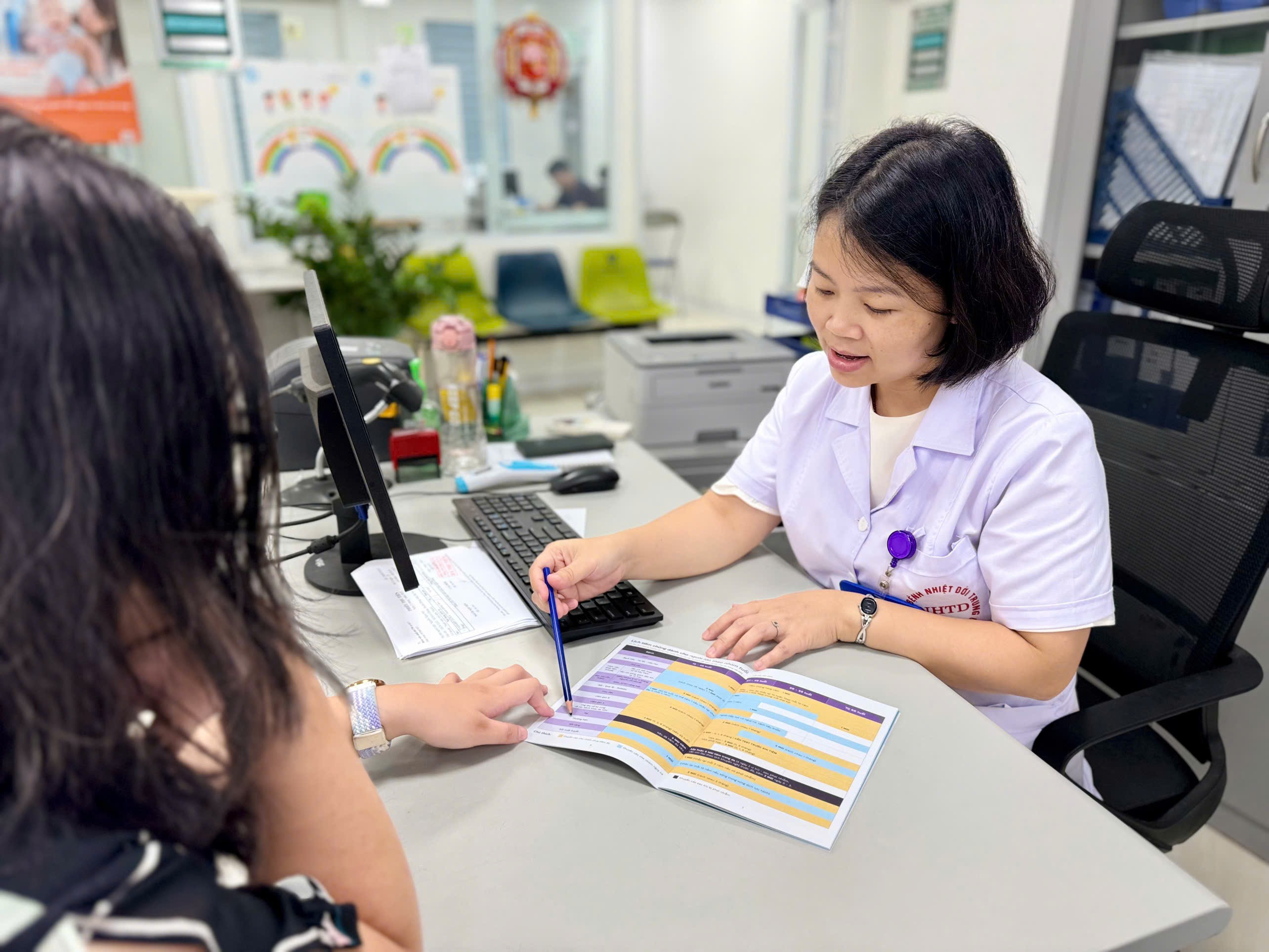 BS Huyền thăm khám cho bệnh nhân.&nbsp;