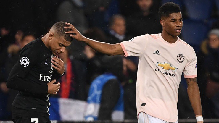 Rashford xoa đầu an ủi&nbsp;Mbappe sau khi giúp MU hạ PSG ngay tại Paris