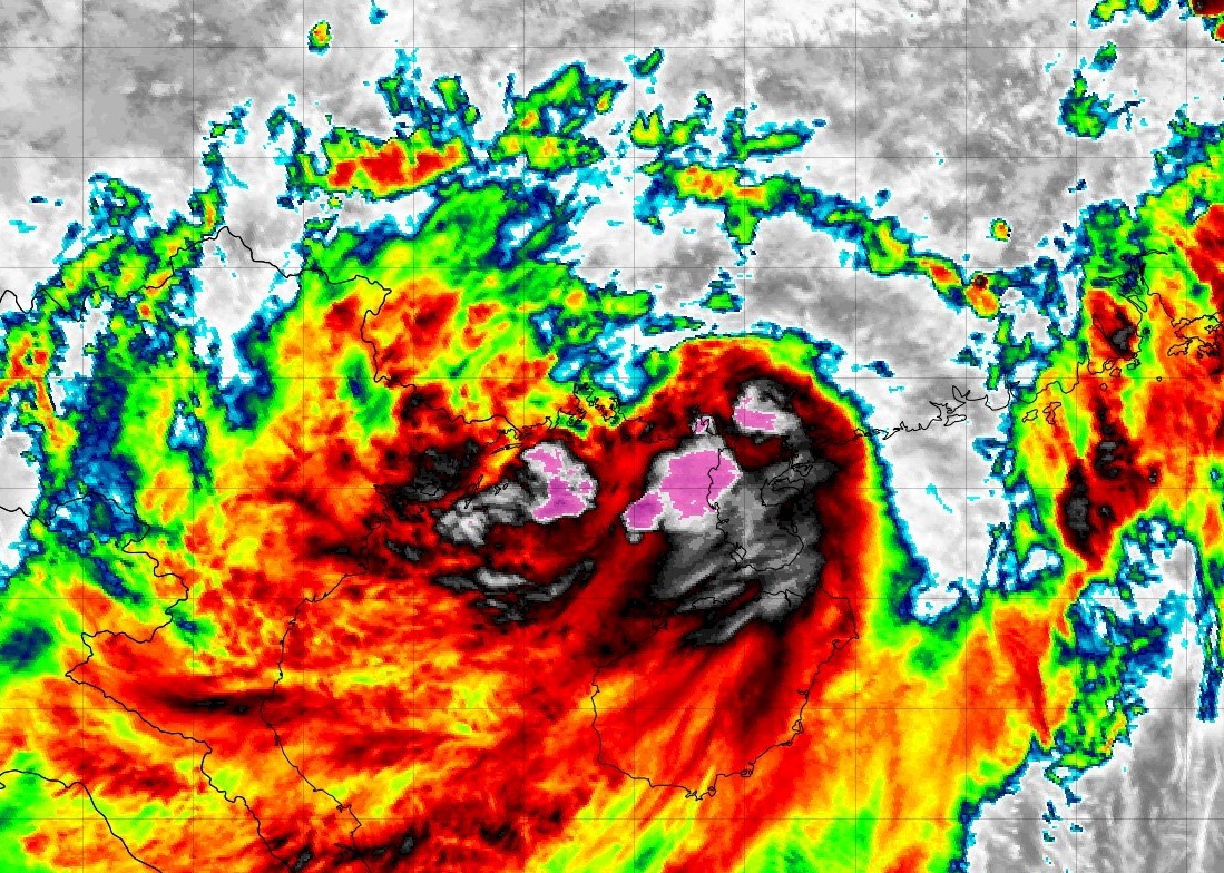 Ảnh vệ tinh chụp bão Wipha ngày 21/7/2025. Ảnh: Tropicaltidbits